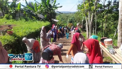 Kerja Bakti Urug Jalan Longsor Watujaya