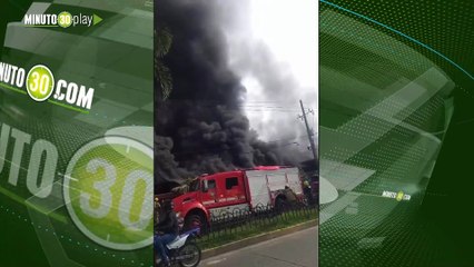 Controlaron incendio que arrasó con varios locales en la plaza de mercado de Siloé, Cali