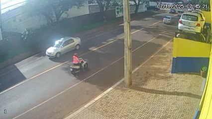 Mulher fica ferida após cair de moto na rua Jorge Lacerda; Câmera flagra acidente em Cascavel