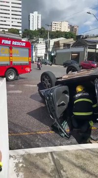 mulher fica presa às ferragens após capotamento em Belém