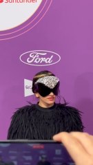 El curioso look de Rosalía con un antifaz en la gala de Los40