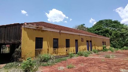 LUGAR OBSCURO ABANDONADO QUE AINDA GUARDA MAQUINÁRIOS ANTIGOS DA ÉPOCA DO CAFÉ