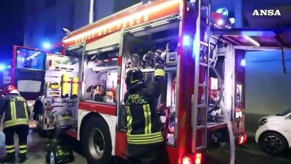 Incendio in un palazzo di 7 piani a Milano, morta una donna