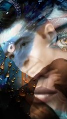 Entre ciel et regard Mon profil se dessine dans le souffle du vent en arrière plan  le visage d’une femme reflet du souvenir au dessus un rapace déplacé ses ailes