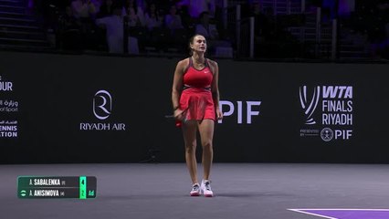 Finales WTA - Sabalenka s'en sort contre Anisimova et rallie la finale
