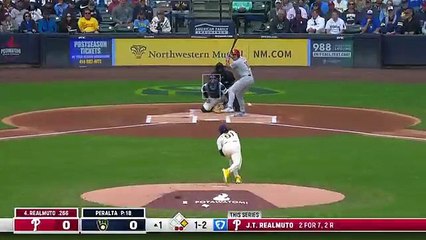 Freddy Peralta lanzando en MLB