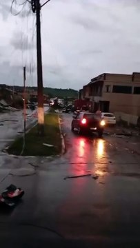 Forte temporal deixa rastro de destruição e pessoas feridas em cidade do Paraná