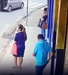 VÍDEO: Homem é prensado na parede por ônibus descontrolado