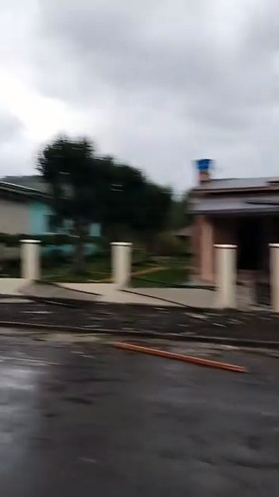 VÍDEO: Ciclone arranca casa inteira com ventos fortes e deixa pessoas feridas no Oeste de SC