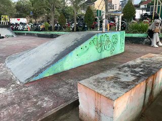 Coretan di Dinding Rest Area Kawasan Wisata Danau Sipin