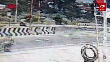 டிவைடரை கடந்த கார்; எதிரே வேகமாக வந்த பைக்: தூக்கி வீசப்பட்ட இளைஞர்!