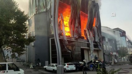 Parfüm deposunda çıkan yangına müdahale ediliyor