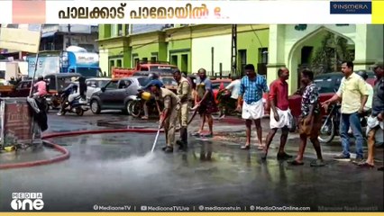 പാലക്കാട് മേപറമ്പ് ജംഗ്ഷനിൽ പാമോയിൽ റോഡിൽ മറിഞ്ഞ് ഇരുചക്ര വാഹനങ്ങൾ തെന്നി വീണു