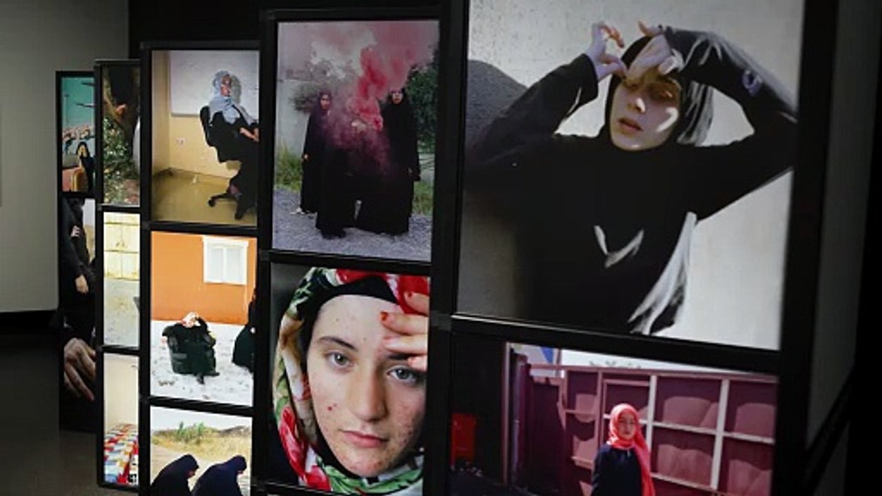 Ausstellung 'Close Enough' in Berlin: Wie nah ist für 12 Fotografinnen nah genug?