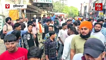 13 ਰੁਪਏ 'ਚ ਸ਼ਰਟ ਦੇਣ ਦਾ ਆਫ਼ਰ, ਦੁਕਾਨ ਨਾ ਖੁੱਲ੍ਹਣ ’ਤੇ ਗਾਹਕਾਂ ਵੱਲੋਂ ਹੰਗਾਮਾ, ਦੁਕਾਨਦਾਰ ਨੇ ਦੱਸ ਸੱਚਾਈ