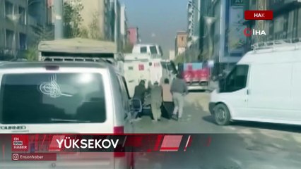 Hakkari'de yolda kalan bir zırhlı polis aracı, vatandaşların yardımıyla kurtarıldı