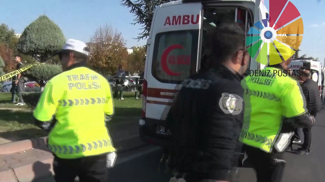 Kayseri Cumhuriyet Meydanı’nda Kontrolden çıkan otomobil 5 KİŞİYİ YARALADI