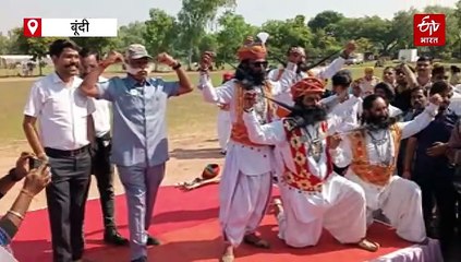 बूंदी महोत्सव 2025: विदेशी मेहमान रंगे देशी रंग में, मटकी दौड़ में दौड़ीं विदेशी महिलाएं, मूंछों से उठाया सिलेंडर