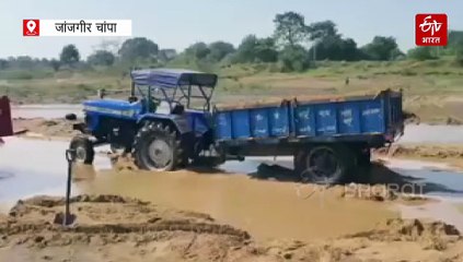 पीथमपुर रेत घाट पर प्रशासन की छापामार कार्रवाई, मौके से रेत ट्रॉली और इंजन जब्त