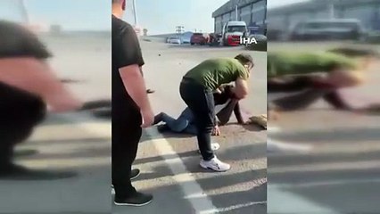 Kocaeli’de otomobil yayalara çarpıp refüje çıktı: 1’i ağır 2 yaralı