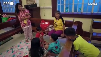 Filippine, la gente si rifugia in una chiesa prima dell'arrivo del tifone Fung-Wong