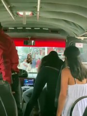 Pasajeras se agarran del pelo en rapidito