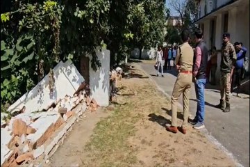 कोर्ट परिसर से लगे शासकीय कॉलोनी का किसी ने तोड़ दिया अहाता, कर्मचारी बोले- वकीलों ने ढहाया