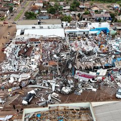 Vídeos e fotos aéreas mostram como ficou cidade após tornado no PR