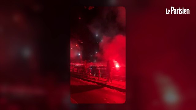 Fumigènes, feux d’artifice… La surprenante célébration des supporters d’un club de football marocain à Paris