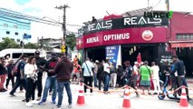 Alguns fãs preferem curtir o evento do lado de fora