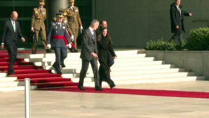 La Reina Letizia combate el frío con un elegante abrigo para el viaje de Estado a China