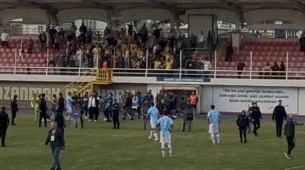 3. Lig maçında taraftar bıçakla sahaya daldı