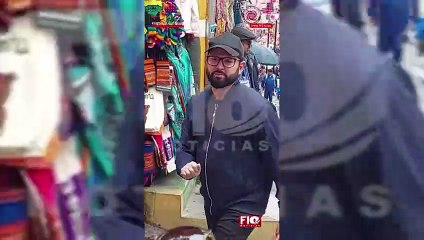 Gabriel Boric camina como un turista más por las calles de La Paz: Sin custodia ni protocolo