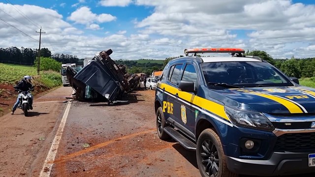 Carreta tomba na BR-163 entre Cascavel e Toledo e interdita completamente a pista sentido Cascavel