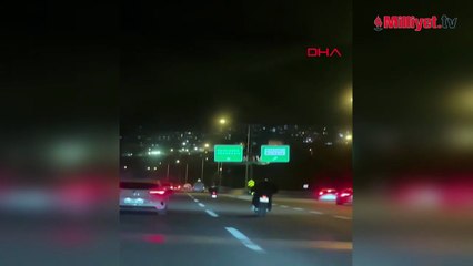 İzmir’de 2 motosikletlinin tek teker üzerinde tehlikeli yolculuğu kamerada