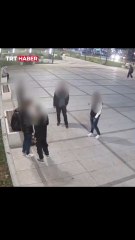 Bursa Inegöl'de kamusal alanda çekirdekyiyerek çöplerini yere atan kişiler tespit edildi.Çevre kirliliğine neden olan kişilere kirlettikleri yertemizletildi, sonra para cezası kesildi.📍🇹🇷 Türkiye