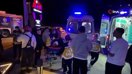 Bisikletliye çarpmamak için manevra yapan otomobil direğe çarptı: 5 yaralı