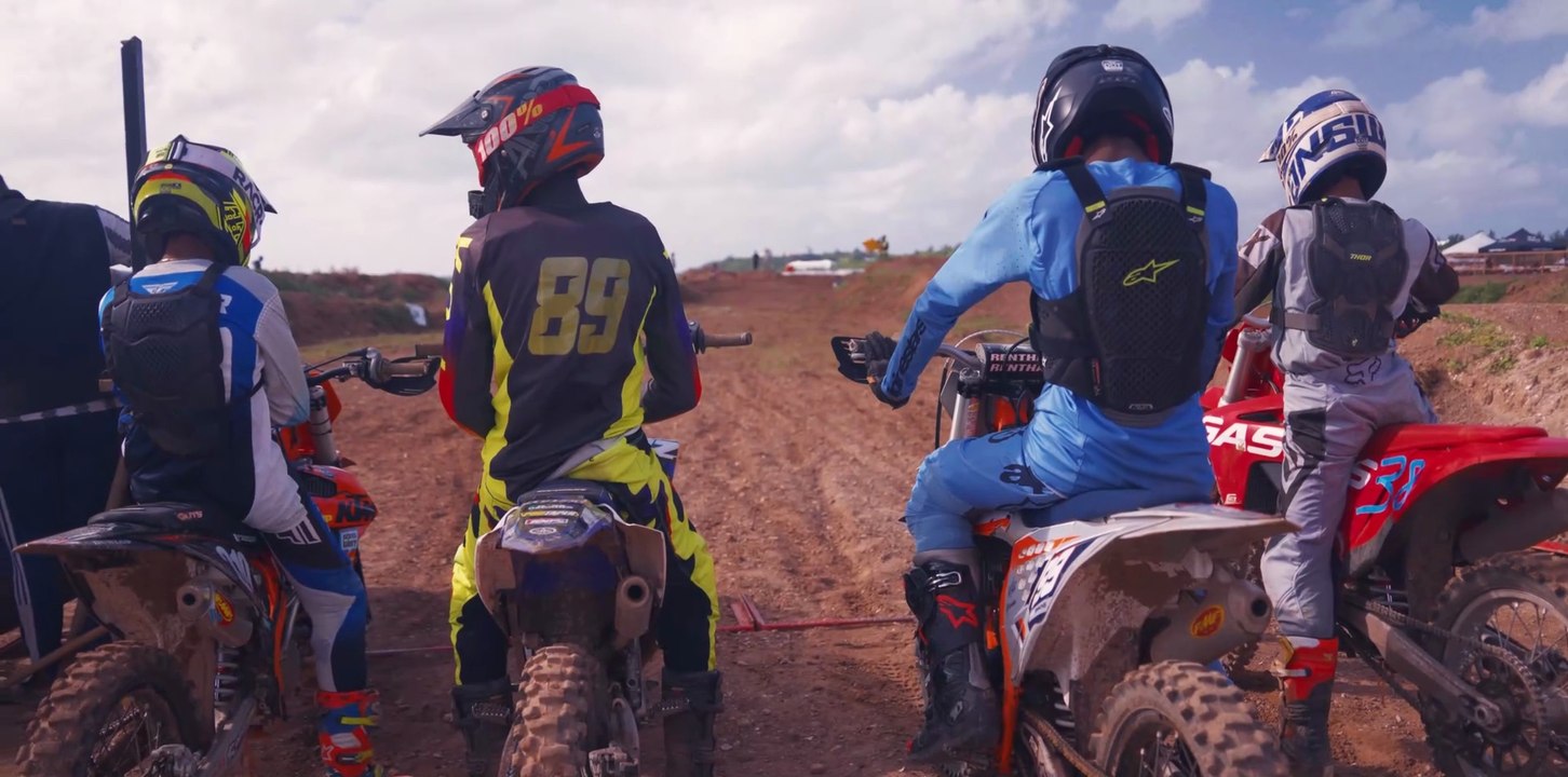 Novice/Supermini Motocross Racing (Raw #31)