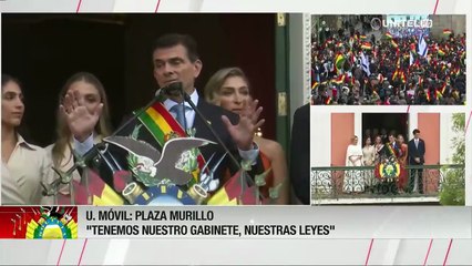 Rodrigo saluda desde el balcón de Palacio y dice que ya hay decisiones en cuanto a leyes y decretos