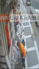 Şanlıurfa’nın Eyyübiye ilçesinde bir iş yerinin önünde sergilenen bornoz takımını çalan şahıs güvenlik kamerasına yakalandı.