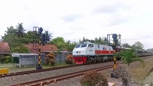 Kereta Api Manahan Melintas Di JPL 480 Kroya