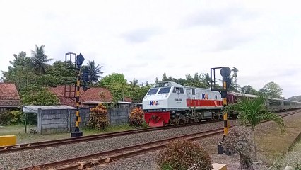 Kereta Api Manahan Melintas Di JPL 480 Kroya