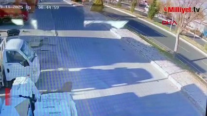 Ağaca çarpan otomobil ikiye bölündü