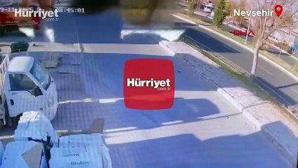 Feci kaza kamerada! Otomobil ikiye bölündü