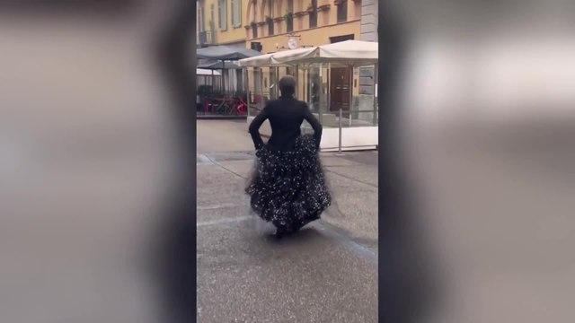 Torino, Kasia Smutniak danza con il marito sulla Mole Antonelliana: «L’appuntamento più folle e romantico di sempre»