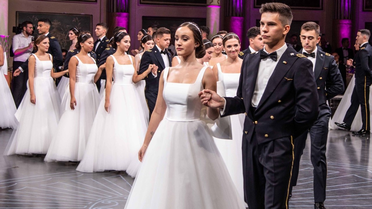 Il Gran Ballo viennese a Roma con 32 ragazze e allievi ufficiali: gara di eleganza e bellezza, i vincitori all'Opernball di Vienna