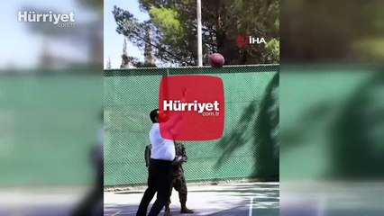 Suriye Cumhurbaşkanı Ahmed Şara, ABD’li komutanlarla sahada buluştu