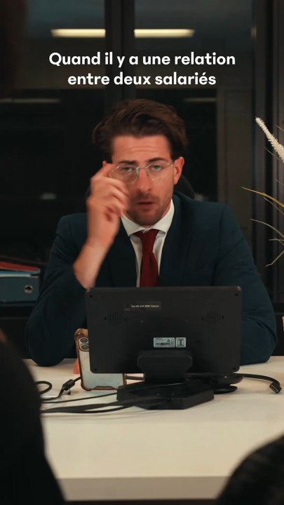 Épisode 12 Laury Au Bureau