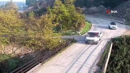 Çocuğun kullandığı otomobilin köprüden çaya uçtuğu kaza kamerada
