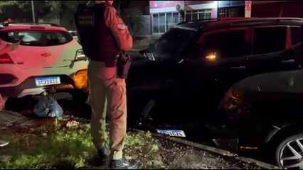 Condutor causa prejuízo e foge após colidir Jeep com veículos estacionados no Centro
